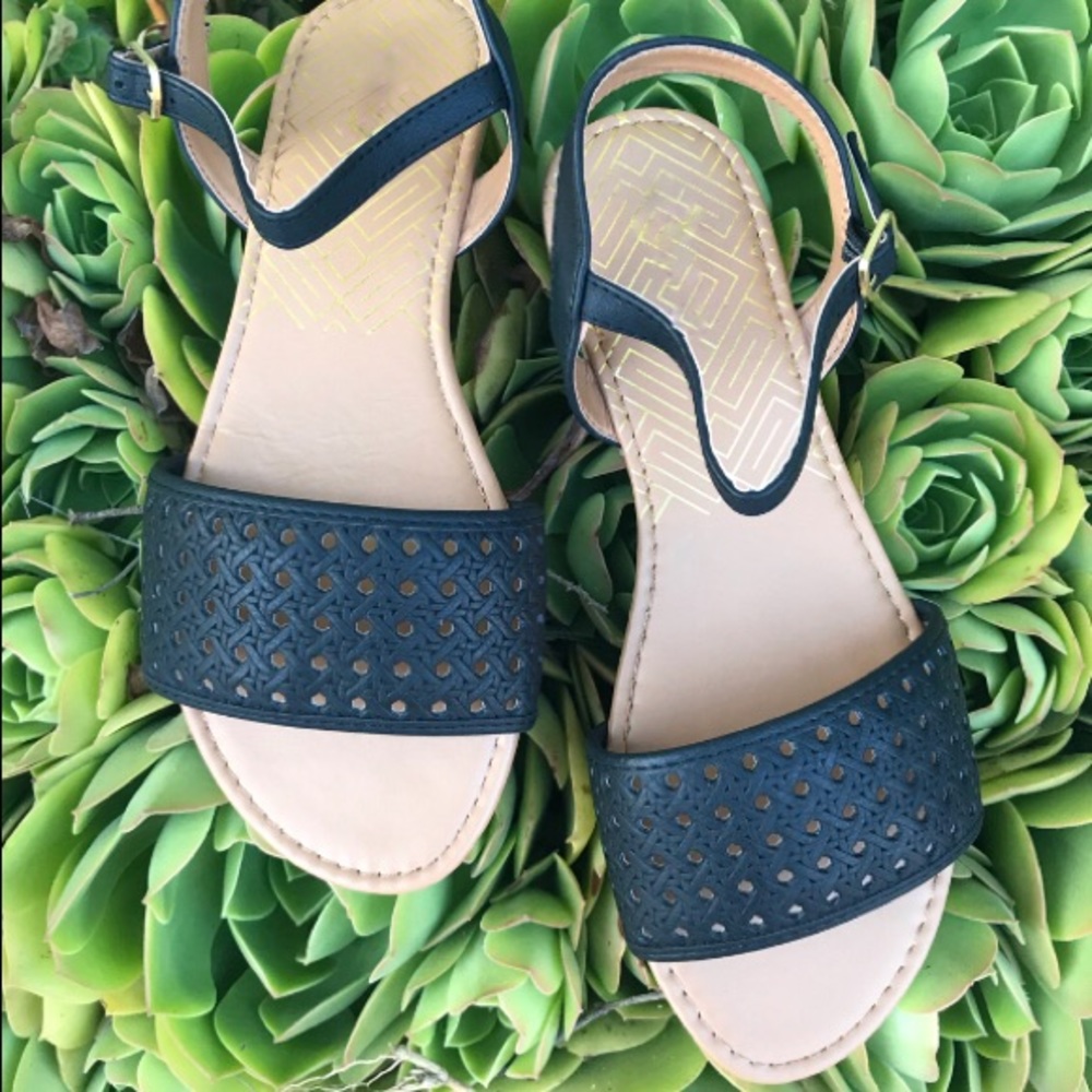 New black woven texture sandals 8.5 left - Picture 2 of 8